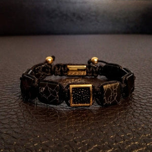 Square yellow gold mantarrata & howlita black