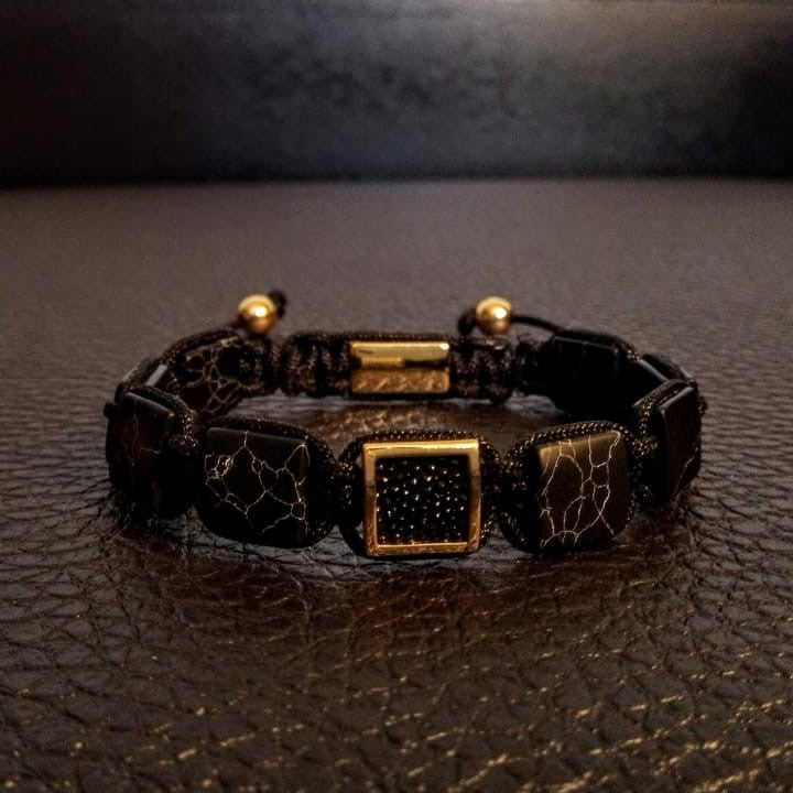 Square yellow gold mantarrata & howlita black